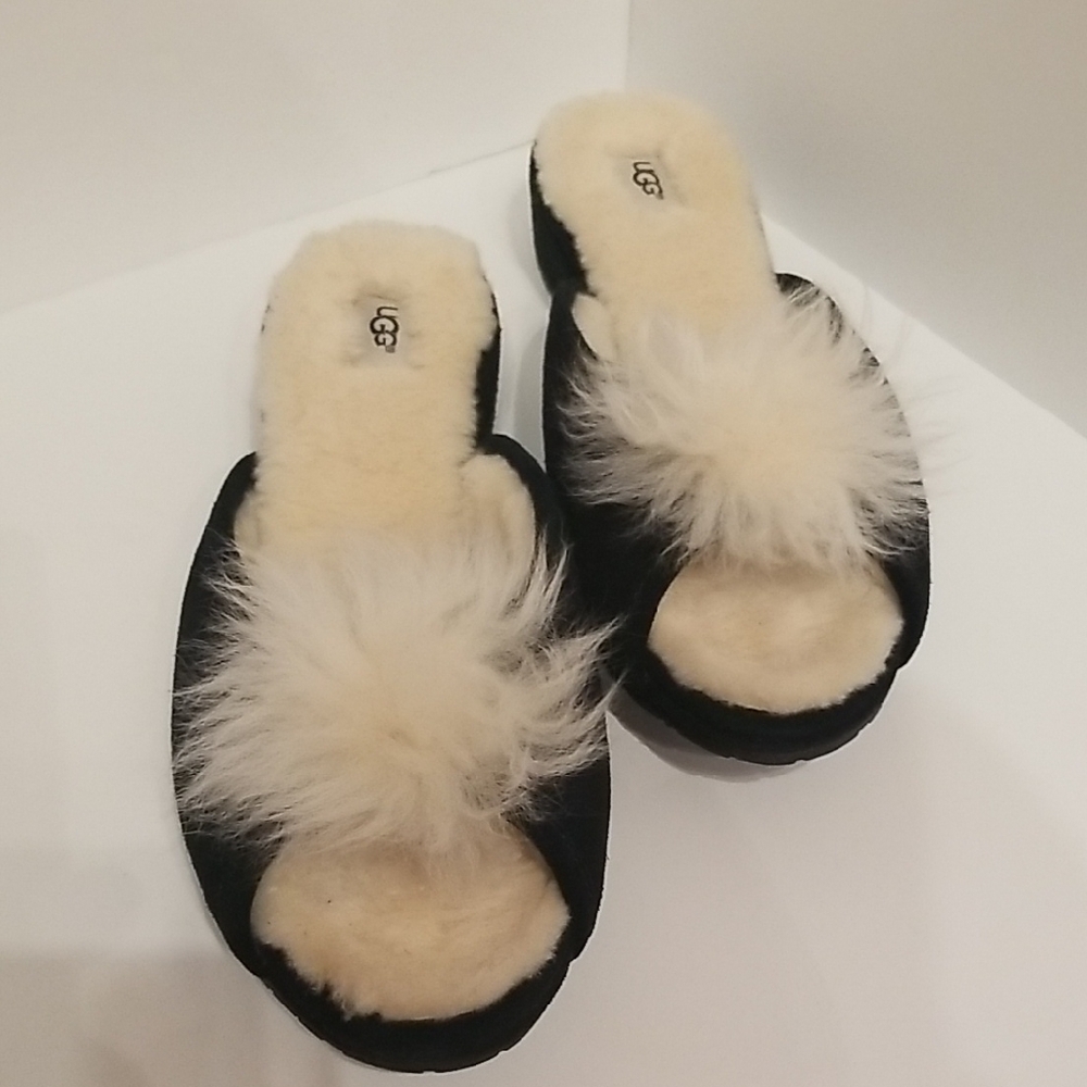 NWOT: UGG Women's Black and Cream Fluffy Slippers